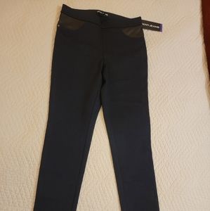 DKNY Ponte Pant- Item#1140410 XS leather like pocket detail